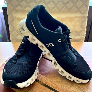 On Cloud women’s size 8 wide black running shoes. Pre owned/gently used.